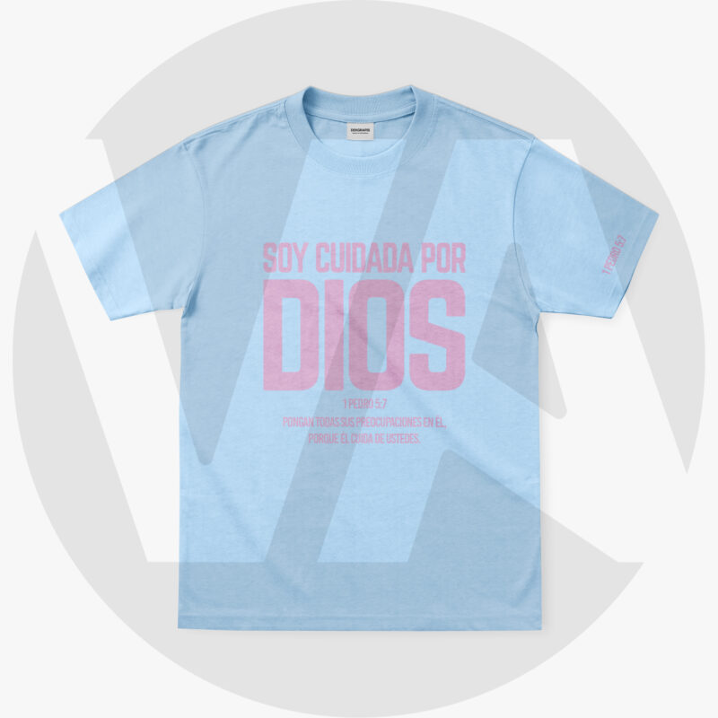 Camiseta "Soy Cuidada por Dios" – Azul Celeste